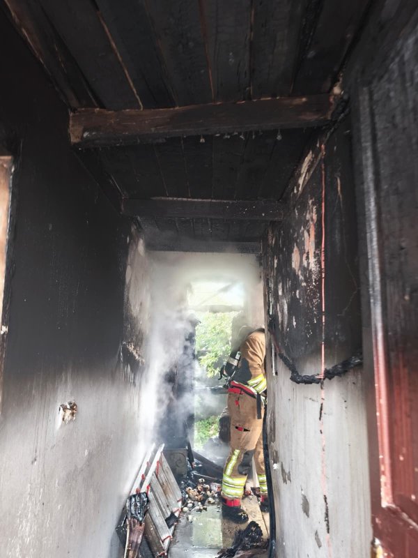 Müstakil ev alevlere teslim oldu