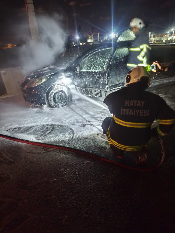 Antakya’da otomobil yandı