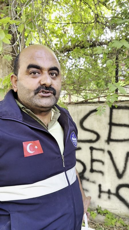 Sevdasını duvara yazan vatandaşa, belediye personelinin "Seviyorsan git konuş" mesajı tebessüm ettirdi (Fotoğraflı) Ahmet Arslan HATAY (İHA) - Hatay'da duvara "Seni Seviyorum" yazarak kalp çizen vatandaşa, belediye personeli "Seviyorsan git konuş bence çünkü biz siliyoruz" diyerek mesaj gönderdi. Belediye personelinin verdiği mesaj ve yazıyı sildiği anlar sosyal medyada ilgi odağı oldu. Antakya Belediyesi, kenti yaşanabilir hale getirmek için çalışmalarını aralıksız sürdürüyor. Kentteki asli görevlerini yerine getiren belediye ekipleri, zaman zaman da farklı olaylarla karşı karşıya kalıyor. Antakya kent merkezinde bir duvara "Seni Seviyorum" yazarak kalp simgesi koyan vatandaşın yazdıkları belediye ekipleri tarafından silindi. Yazının silindiği esnada çekilen görüntü ve Antakya Belediyesi personelinin verdiği "Seviyorsan git konuş bence, çünkü biz siliyoruz" mesajı ise tebessüm ettirdi. O anlar, kısa sürede sosyal medyada ilgi odağı oldu.