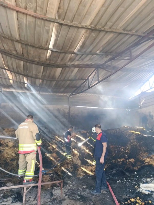 Otluk alanda çıkıp samanlığa sıçrayan yangında, tarım aletleri ve otomobilleri yanan depremzede ailenin emekleri kül oldu
