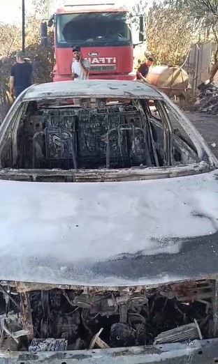 Otluk alanda çıkıp samanlığa sıçrayan yangında, tarım aletleri ve otomobilleri yanan depremzede ailenin emekleri kül oldu