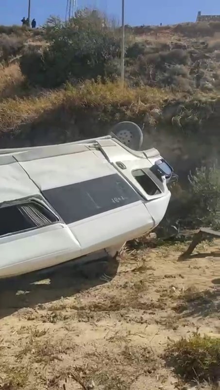 Uçurumdan yuvarlanan servisin sürücüsü yaralandı