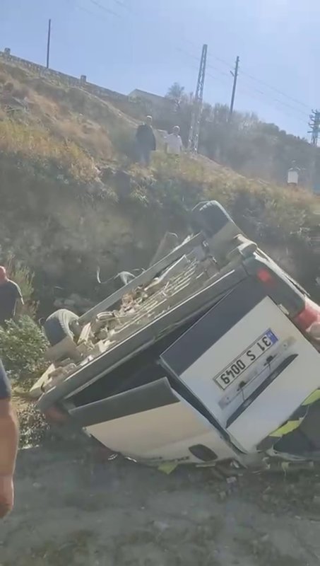 Uçurumdan yuvarlanan servisin sürücüsü yaralandı