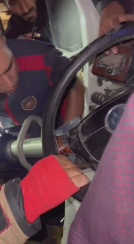 Hatay'da yolcu minibüsü traktöre çarptı: 15 yaralı