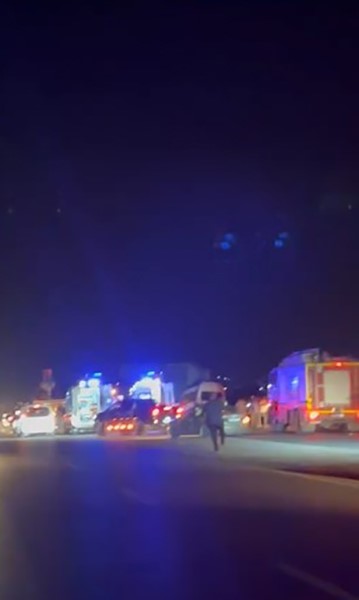 Hatay'da yolcu minibüsü traktöre çarptı: 15 yaralı