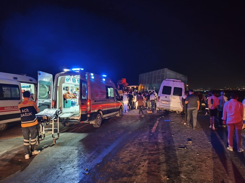 Hatay'da yolcu minibüsü traktöre çarptı: 15 yaralı