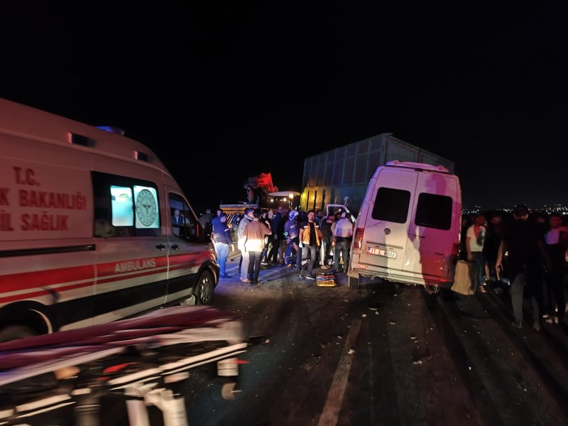 Hatay'da yolcu minibüsü traktöre çarptı: 15 yaralı