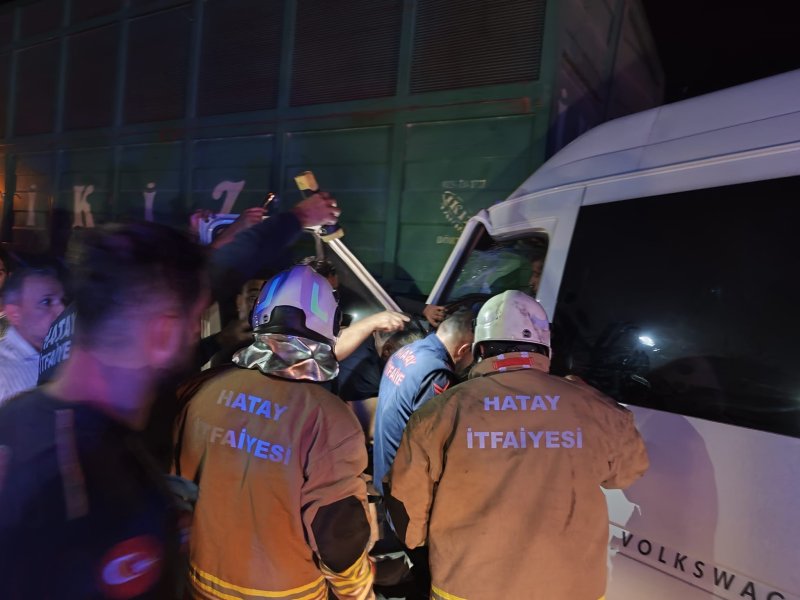 Hatay'da yolcu minibüsü traktöre çarptı: 15 yaralı