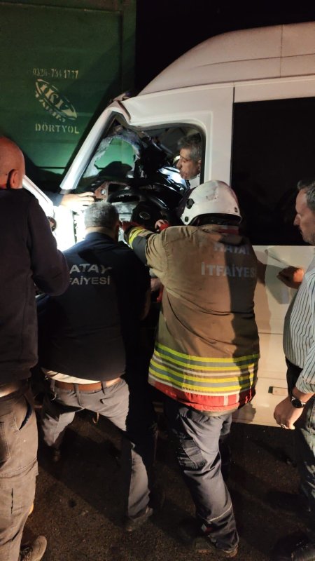 Hatay'da yolcu minibüsü traktöre çarptı: 15 yaralı