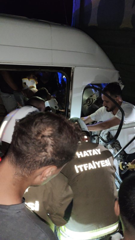 Hatay'da yolcu minibüsü traktöre çarptı: 15 yaralı