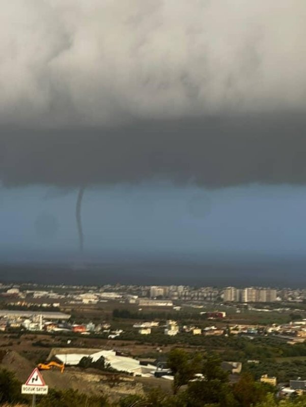 Hatay’da denizde hortum çıktı, karada etkili olan yağış sele neden oldu