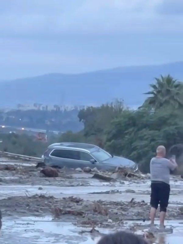 Hatay’da heyelanın kapattığı otoyolda ulaşım durdu