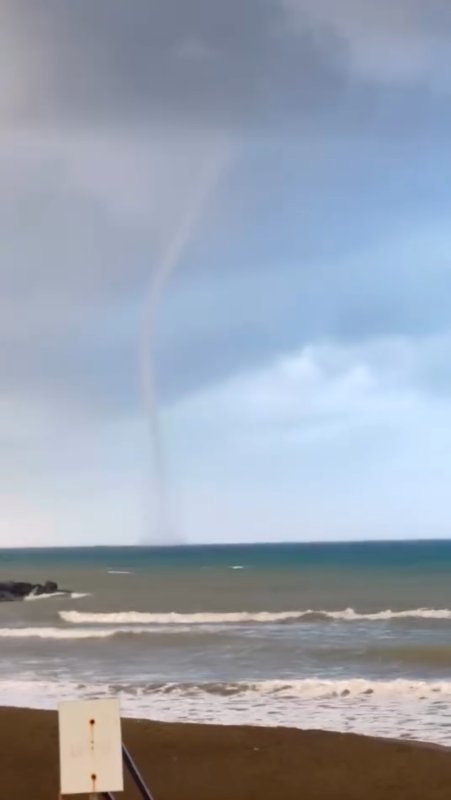 İskenderun Körfezi’nde oluşan hortum cep telefonu kamerasına yansıdı