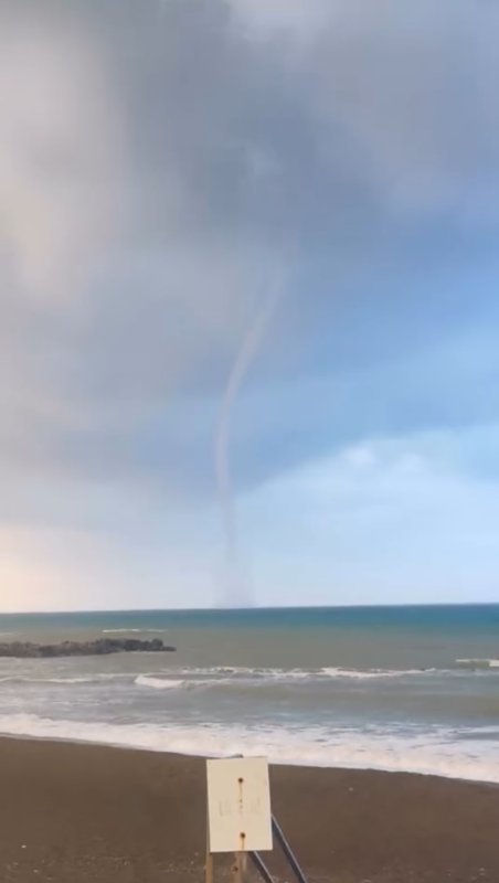 İskenderun Körfezi’nde oluşan hortum cep telefonu kamerasına yansıdı