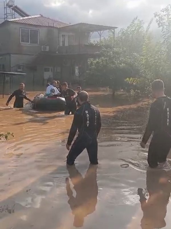  Suyla dolu alt geçitte ölümle burun buruna gelen engelli yaşlı kadını itfaiye kurtardı