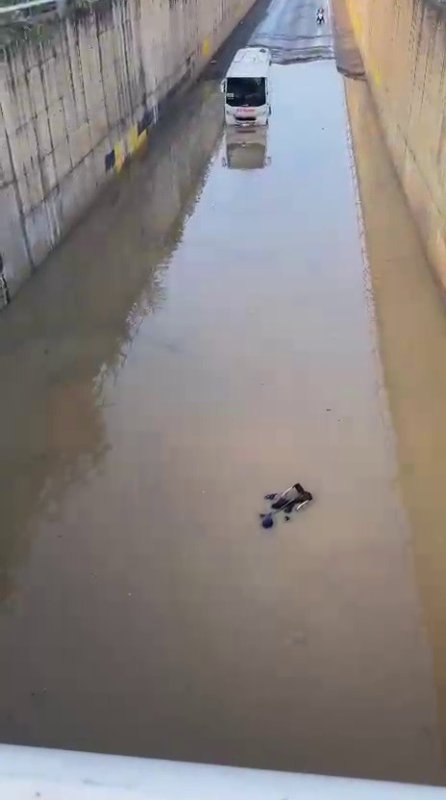  Suyla dolu alt geçitte ölümle burun buruna gelen engelli yaşlı kadını itfaiye kurtardı