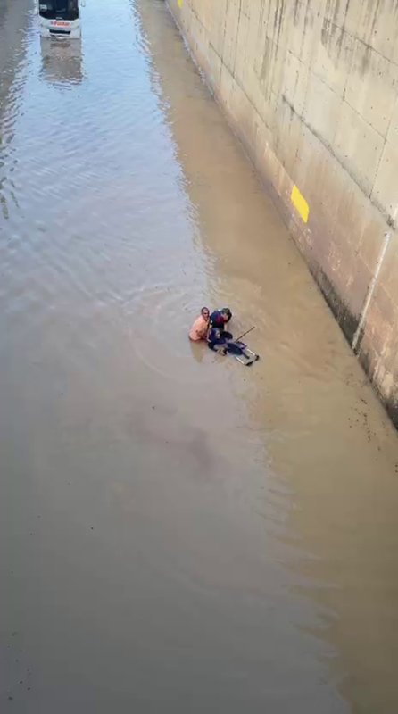  Suyla dolu alt geçitte ölümle burun buruna gelen engelli yaşlı kadını itfaiye kurtardı