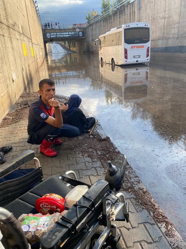  Suyla dolu alt geçitte ölümle burun buruna gelen engelli yaşlı kadını itfaiye kurtardı