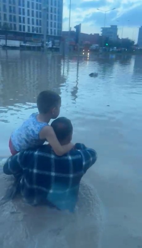 Hatay'da şiddetli yağış: Araçlarında mahsur kalan 25 kişi kurtarıldı (Fotoğraflı) Ogün Aslan HATAY (İHA) - Hatay'ın Payas ilçesinde şiddetli yağış nedeniyle minibüste mahsur kalan 25 kişi, itfaiye ekiplerinin yoğun çalışması sonucu kurtarıldı. Meteoroloji Genel Müdürlüğü'nün şiddetli yağış uyarısında bulunduğu Hatay'ın kıyı ilçelerinde gece saatlerinden itibaren etkili olan sağanak yağış hayatı olumsuz etkiledi. Payas ilçesinde caddeler ve sokaklar adeta göle dönerken, dere yataklarında debi artışı sele neden oldu. Şiddetli yağış nedeniyle Payas ilçesi Şehit Yüzbaşı Ali Oğuz Bulvarı üzerinde kırmızı ışıklarda bekleyen yolcu minibüsü sular altında kaldı. Araçtaki 25 kişi itfaiye ekiplerinin yoğun çalışması sonucu kurtarıldı. Minibüste bulunan kanser hastası bir yolcu ise şoförün ağabeyi tarafından camdan çıkarılarak 112 acil sağlık ekiplerine teslim edildi. Yaklaşık 400 bin TL'lik maddi hasarın oluştuğu araçta mahsur kalan sürücü 27 yaşındaki Şehmuz Yalçın, yaşadıklarını şöyle anlattı: "Beş buçuk arabasıydım, İskenderun-Adana seferi yapıyordum. Payas'a geldiğimde yağmur şiddetini artırdı. Kırmızı ışıkta beklerken aniden su baskını oldu. Araç istop etti, kapıları açamadık çünkü su yükseliyordu. İçeride 25 yolcu vardı. Ağabeyimi aradım, hemen yardıma geldi. Bir kanser hastası yolcumuz vardı, onu camdan çıkarıp ambulansa teslim ettik. Daha sonra kepçeyle tahliye edildik. Aracım tamamen kullanılamaz hale geldi, 350-400 bin TL civarında zararım var."