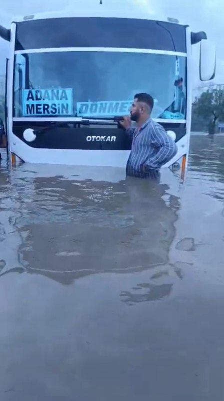 Hatay'da şiddetli yağış: Araçlarında mahsur kalan 25 kişi kurtarıldı (Fotoğraflı) Ogün Aslan HATAY (İHA) - Hatay'ın Payas ilçesinde şiddetli yağış nedeniyle minibüste mahsur kalan 25 kişi, itfaiye ekiplerinin yoğun çalışması sonucu kurtarıldı. Meteoroloji Genel Müdürlüğü'nün şiddetli yağış uyarısında bulunduğu Hatay'ın kıyı ilçelerinde gece saatlerinden itibaren etkili olan sağanak yağış hayatı olumsuz etkiledi. Payas ilçesinde caddeler ve sokaklar adeta göle dönerken, dere yataklarında debi artışı sele neden oldu. Şiddetli yağış nedeniyle Payas ilçesi Şehit Yüzbaşı Ali Oğuz Bulvarı üzerinde kırmızı ışıklarda bekleyen yolcu minibüsü sular altında kaldı. Araçtaki 25 kişi itfaiye ekiplerinin yoğun çalışması sonucu kurtarıldı. Minibüste bulunan kanser hastası bir yolcu ise şoförün ağabeyi tarafından camdan çıkarılarak 112 acil sağlık ekiplerine teslim edildi. Yaklaşık 400 bin TL'lik maddi hasarın oluştuğu araçta mahsur kalan sürücü 27 yaşındaki Şehmuz Yalçın, yaşadıklarını şöyle anlattı: "Beş buçuk arabasıydım, İskenderun-Adana seferi yapıyordum. Payas'a geldiğimde yağmur şiddetini artırdı. Kırmızı ışıkta beklerken aniden su baskını oldu. Araç istop etti, kapıları açamadık çünkü su yükseliyordu. İçeride 25 yolcu vardı. Ağabeyimi aradım, hemen yardıma geldi. Bir kanser hastası yolcumuz vardı, onu camdan çıkarıp ambulansa teslim ettik. Daha sonra kepçeyle tahliye edildik. Aracım tamamen kullanılamaz hale geldi, 350-400 bin TL civarında zararım var."