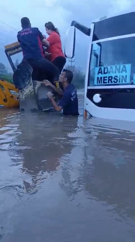 Hatay'da şiddetli yağış: Araçlarında mahsur kalan 25 kişi kurtarıldı (Fotoğraflı) Ogün Aslan HATAY (İHA) - Hatay'ın Payas ilçesinde şiddetli yağış nedeniyle minibüste mahsur kalan 25 kişi, itfaiye ekiplerinin yoğun çalışması sonucu kurtarıldı. Meteoroloji Genel Müdürlüğü'nün şiddetli yağış uyarısında bulunduğu Hatay'ın kıyı ilçelerinde gece saatlerinden itibaren etkili olan sağanak yağış hayatı olumsuz etkiledi. Payas ilçesinde caddeler ve sokaklar adeta göle dönerken, dere yataklarında debi artışı sele neden oldu. Şiddetli yağış nedeniyle Payas ilçesi Şehit Yüzbaşı Ali Oğuz Bulvarı üzerinde kırmızı ışıklarda bekleyen yolcu minibüsü sular altında kaldı. Araçtaki 25 kişi itfaiye ekiplerinin yoğun çalışması sonucu kurtarıldı. Minibüste bulunan kanser hastası bir yolcu ise şoförün ağabeyi tarafından camdan çıkarılarak 112 acil sağlık ekiplerine teslim edildi. Yaklaşık 400 bin TL'lik maddi hasarın oluştuğu araçta mahsur kalan sürücü 27 yaşındaki Şehmuz Yalçın, yaşadıklarını şöyle anlattı: "Beş buçuk arabasıydım, İskenderun-Adana seferi yapıyordum. Payas'a geldiğimde yağmur şiddetini artırdı. Kırmızı ışıkta beklerken aniden su baskını oldu. Araç istop etti, kapıları açamadık çünkü su yükseliyordu. İçeride 25 yolcu vardı. Ağabeyimi aradım, hemen yardıma geldi. Bir kanser hastası yolcumuz vardı, onu camdan çıkarıp ambulansa teslim ettik. Daha sonra kepçeyle tahliye edildik. Aracım tamamen kullanılamaz hale geldi, 350-400 bin TL civarında zararım var."