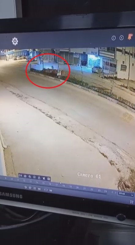 Toprak yığınına çarpan motosikletli metrelerce sürüklendi, o anlar kamerada