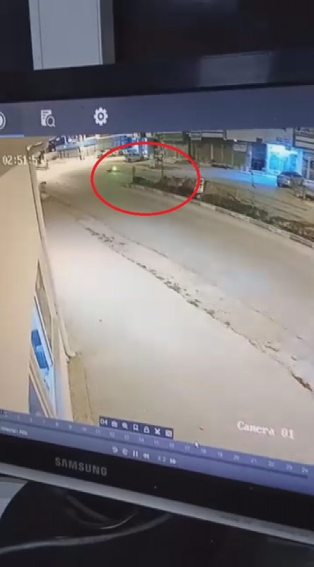 Toprak yığınına çarpan motosikletli metrelerce sürüklendi, o anlar kamerada