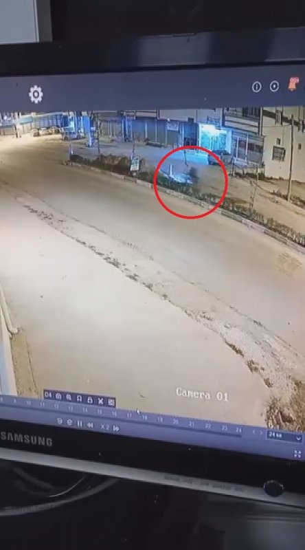 Toprak yığınına çarpan motosikletli metrelerce sürüklendi, o anlar kamerada