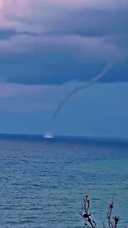 Akdeniz'de oluşan hortum kameraya yansıdı