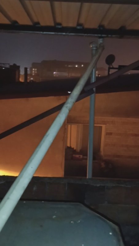 Kurduğu sistemle depoladığı yağmur suyunu evde kullanan vatandaş sosyal medyada ilgi odağı oldu (Fotoğraflı) Ramazan İlın - Veysel Korkmaz HATAY (İHA) - Hatay'da yaşayan Hasan Akkaya, evin damına kurduğu sistemle depoladığı yağmur suyunu; banyo yapmada, bulaşıkları yıkamada ve lavaboda kullanıyor. Kurduğu sistemle yağmur suyunu kullanan vatandaş, sosyal medyada ilgi odağı oldu. Meteoroloji verilerine göre Hatay'da son 65 yılın en kurak yılı yaşanıyor. Kentte 2024 yılına göre etkili olan yağış 2025 yılında yüzde 66 oranında geriledi. Kuraklığın etkisiyle kentte zaman zaman su kesintilerine gidiliyor. Antakya ilçesi Hacı Ömer Alpagot Mahallesi'nde yaşayan Hasan Akkaya, evde çocuklarıyla oturduğu esnada suların kesildiğini fark etti. Evin damındaki depoları kontrol eden Akkaya, iki deponun da boş olduğunu gördü. Sağanak yağışın etkili olduğu esnada gider borunun yönünü değiştiren Akkaya, yağmur sularını depolamaya başladı. Sağanak yağışın etkili olmasıyla Akkaya'nın kurduğu sistemle 2 depo doldu ve Akkaya ailesi su kesintisinden etkilenmedi. Kurduğu sistemle yağmur suyunu depolayan Akkaya, o anları sosyal medyada paylaşınca ilgi odağı oldu. Yağmur suyunun zararsız ve temiz olduğunu ifade eden Akkaya, yağmur suyunu; banyo yaparken, bulaşıkları yıkarken ve lavaboda kullandığını söyledi. "Yağan yağmur suyuyla iki depo su doldurdum ve yağmur suyunu; banyo yaparken, bulaşıkları yıkarken ve lavaboda kullanıyorum" Yağmur suyunu depolayarak kuraklığa çözüm bulduğunu söyleyen Hasan Akkaya, "Hatay'da son 65 yılın en kurak yılını yaşıyoruz. Kuraklıktan dolayı sık sık su kesintileri oluyor. Depolara çıkıp bakarken su olmadığını fark ettim. Yağmur yağıyordu sonra aklıma fikir geldi. Sonra bir boruyu alıp bu sistemi yaptım ve depoları doldurdum. Yağmur suyuyla iki depoyu yağmur suyuyla doldurdum. Yaptığım sistemi sosyal medyada paylaştım ve güzel yorumlar aldım. Yağan yağmur suyuyla iki depo su doldurdum. Yağmur suyunu; banyo yaparken, bulaşıkları yıkarken ve lavaboda kullanıyorum. Yağmur suyu çok temiz. Maliyeti yok. Sadece yoruldum ve ıslandım" ifadelerini kullandı.