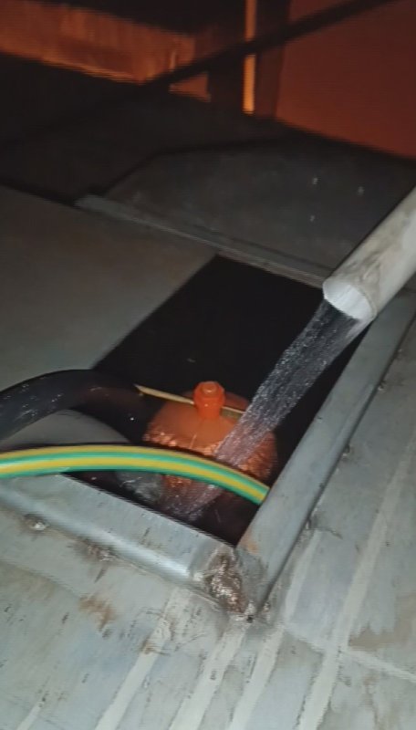 Kurduğu sistemle depoladığı yağmur suyunu evde kullanan vatandaş sosyal medyada ilgi odağı oldu (Fotoğraflı) Ramazan İlın - Veysel Korkmaz HATAY (İHA) - Hatay'da yaşayan Hasan Akkaya, evin damına kurduğu sistemle depoladığı yağmur suyunu; banyo yapmada, bulaşıkları yıkamada ve lavaboda kullanıyor. Kurduğu sistemle yağmur suyunu kullanan vatandaş, sosyal medyada ilgi odağı oldu. Meteoroloji verilerine göre Hatay'da son 65 yılın en kurak yılı yaşanıyor. Kentte 2024 yılına göre etkili olan yağış 2025 yılında yüzde 66 oranında geriledi. Kuraklığın etkisiyle kentte zaman zaman su kesintilerine gidiliyor. Antakya ilçesi Hacı Ömer Alpagot Mahallesi'nde yaşayan Hasan Akkaya, evde çocuklarıyla oturduğu esnada suların kesildiğini fark etti. Evin damındaki depoları kontrol eden Akkaya, iki deponun da boş olduğunu gördü. Sağanak yağışın etkili olduğu esnada gider borunun yönünü değiştiren Akkaya, yağmur sularını depolamaya başladı. Sağanak yağışın etkili olmasıyla Akkaya'nın kurduğu sistemle 2 depo doldu ve Akkaya ailesi su kesintisinden etkilenmedi. Kurduğu sistemle yağmur suyunu depolayan Akkaya, o anları sosyal medyada paylaşınca ilgi odağı oldu. Yağmur suyunun zararsız ve temiz olduğunu ifade eden Akkaya, yağmur suyunu; banyo yaparken, bulaşıkları yıkarken ve lavaboda kullandığını söyledi. "Yağan yağmur suyuyla iki depo su doldurdum ve yağmur suyunu; banyo yaparken, bulaşıkları yıkarken ve lavaboda kullanıyorum" Yağmur suyunu depolayarak kuraklığa çözüm bulduğunu söyleyen Hasan Akkaya, "Hatay'da son 65 yılın en kurak yılını yaşıyoruz. Kuraklıktan dolayı sık sık su kesintileri oluyor. Depolara çıkıp bakarken su olmadığını fark ettim. Yağmur yağıyordu sonra aklıma fikir geldi. Sonra bir boruyu alıp bu sistemi yaptım ve depoları doldurdum. Yağmur suyuyla iki depoyu yağmur suyuyla doldurdum. Yaptığım sistemi sosyal medyada paylaştım ve güzel yorumlar aldım. Yağan yağmur suyuyla iki depo su doldurdum. Yağmur suyunu; banyo yaparken, bulaşıkları yıkarken ve lavaboda kullanıyorum. Yağmur suyu çok temiz. Maliyeti yok. Sadece yoruldum ve ıslandım" ifadelerini kullandı.