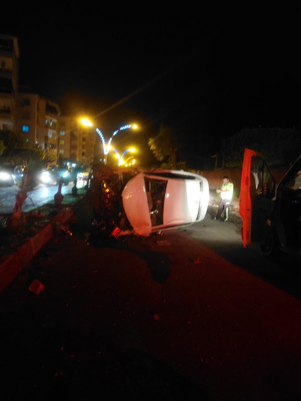 Aydınlatma direğine çarpan otomobilin takla attığı anlar kameraya yansıdı