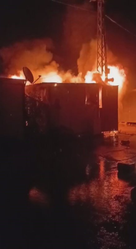 Depremzede ailenin yaşadığı konteyner alevlere teslim oldu: Anne ve 2 evladı dumandan etkilendi