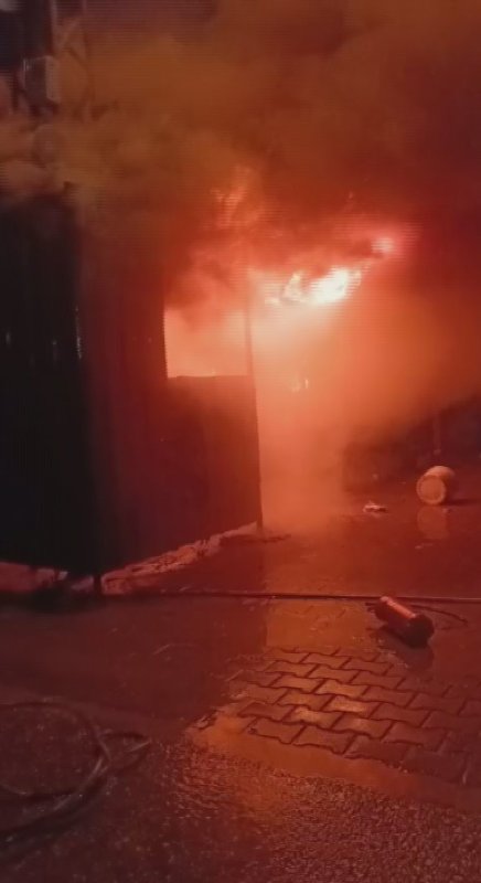 Depremzede ailenin yaşadığı konteyner alevlere teslim oldu: Anne ve 2 evladı dumandan etkilendi