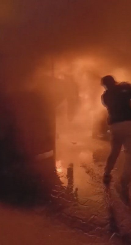 Depremzede ailenin yaşadığı konteyner alevlere teslim oldu: Anne ve 2 evladı dumandan etkilendi