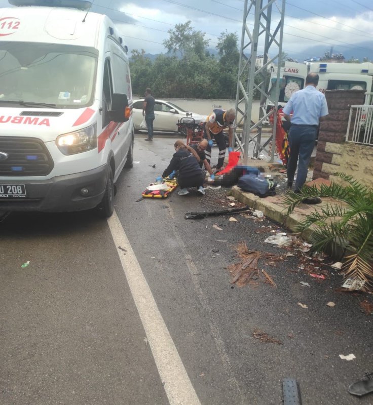 Servisle çarpışan motosikletteki 16 yaşındaki çocuk öldü (Fotoğraflı) Ferit Savaş HATAY (İHA) - Hatay’da servisle çarpışarak devrilen motosikletteki 16 yaşındaki çocuk öldü, 1 kişi yaralandı. Kaza, Dörtyol ilçesi Orman İşletme Müdürlüğü Kavşağı’nda yaşandı. Kavşakta; servis minibüsü ile motosikletin çarpışması sonucu trafik kazası meydana geldi. Kazada motosiklet sürücüsü ile arkasında yolcu olarak bulunan 16 yaşındaki Mehmet Akif Çetin ağır yaralandı. Olay yerine çağrılan sağlık ekipleri tarafından ilk müdahaleleri yapılan yaralılar Dörtyol Devlet Hastanesi’ne kaldırıldı. Hastanede yapılan tüm müdahalelere rağmen Çetin hayatını kaybetti. Polis ekipleri kazayla ilgili inceleme başlattı.