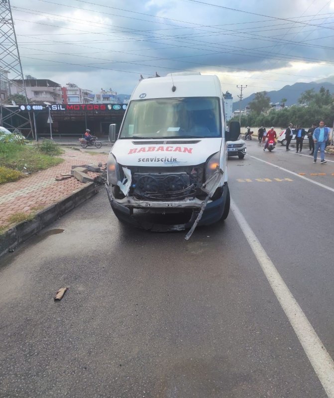Servisle çarpışan motosikletteki 16 yaşındaki çocuk öldü (Fotoğraflı) Ferit Savaş HATAY (İHA) - Hatay’da servisle çarpışarak devrilen motosikletteki 16 yaşındaki çocuk öldü, 1 kişi yaralandı. Kaza, Dörtyol ilçesi Orman İşletme Müdürlüğü Kavşağı’nda yaşandı. Kavşakta; servis minibüsü ile motosikletin çarpışması sonucu trafik kazası meydana geldi. Kazada motosiklet sürücüsü ile arkasında yolcu olarak bulunan 16 yaşındaki Mehmet Akif Çetin ağır yaralandı. Olay yerine çağrılan sağlık ekipleri tarafından ilk müdahaleleri yapılan yaralılar Dörtyol Devlet Hastanesi’ne kaldırıldı. Hastanede yapılan tüm müdahalelere rağmen Çetin hayatını kaybetti. Polis ekipleri kazayla ilgili inceleme başlattı.