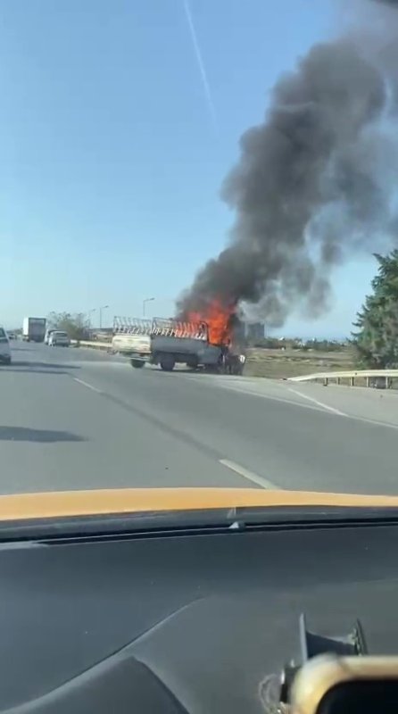 Bariyerlere çarpan pikap alev alev yandı
