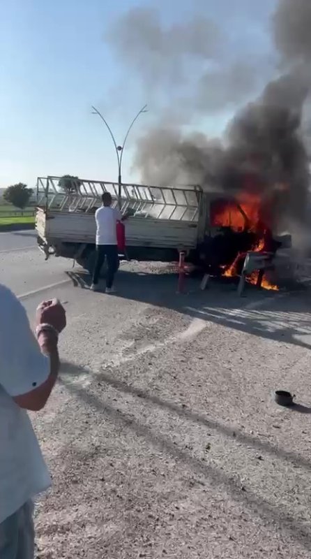 Bariyerlere çarpan pikap alev alev yandı