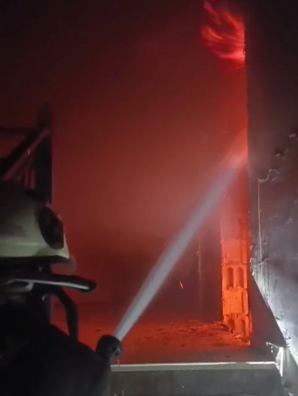 Antakya’da binanın çatısı alevlere teslim oldu (Fotoğraflı) Necati İvgin HATAY (İHA) - Hatay’da binanın çatısında çıkan yangın, evlere sıçramadan itfaiye ekipleri tarafından söndürüldü. Yangın, Antakya ilçesi Ürgen Paşa Mahallesi’nde bulunan bir binanın çatı kısmında yaşandı. Kısa sürede yükselen alevleri gören vatandaşlar durumu itfaiye ekiplerine bildirdi. İhbar üzerine bölgeye gelen itfaiye ekipleri, alevlere müdahale etti. Yangın, ekiplerin hızlı müdahalesiyle apartman dairelerine sıçramadan kontrol altına alındı. Yangında çatıda hasar oluştu.