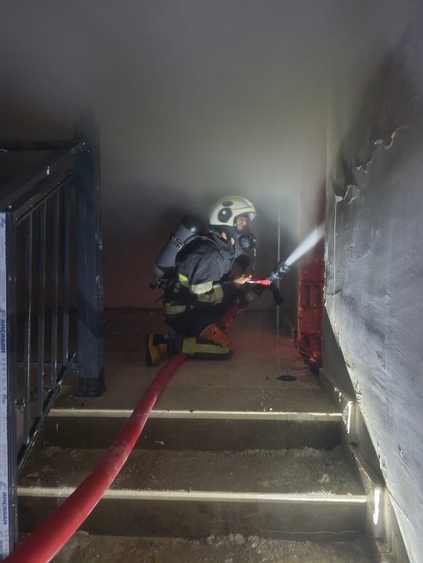 Antakya’da binanın çatısı alevlere teslim oldu (Fotoğraflı) Necati İvgin HATAY (İHA) - Hatay’da binanın çatısında çıkan yangın, evlere sıçramadan itfaiye ekipleri tarafından söndürüldü. Yangın, Antakya ilçesi Ürgen Paşa Mahallesi’nde bulunan bir binanın çatı kısmında yaşandı. Kısa sürede yükselen alevleri gören vatandaşlar durumu itfaiye ekiplerine bildirdi. İhbar üzerine bölgeye gelen itfaiye ekipleri, alevlere müdahale etti. Yangın, ekiplerin hızlı müdahalesiyle apartman dairelerine sıçramadan kontrol altına alındı. Yangında çatıda hasar oluştu.