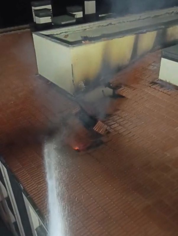 Antakya’da binanın çatısı alevlere teslim oldu (Fotoğraflı) Necati İvgin HATAY (İHA) - Hatay’da binanın çatısında çıkan yangın, evlere sıçramadan itfaiye ekipleri tarafından söndürüldü. Yangın, Antakya ilçesi Ürgen Paşa Mahallesi’nde bulunan bir binanın çatı kısmında yaşandı. Kısa sürede yükselen alevleri gören vatandaşlar durumu itfaiye ekiplerine bildirdi. İhbar üzerine bölgeye gelen itfaiye ekipleri, alevlere müdahale etti. Yangın, ekiplerin hızlı müdahalesiyle apartman dairelerine sıçramadan kontrol altına alındı. Yangında çatıda hasar oluştu.