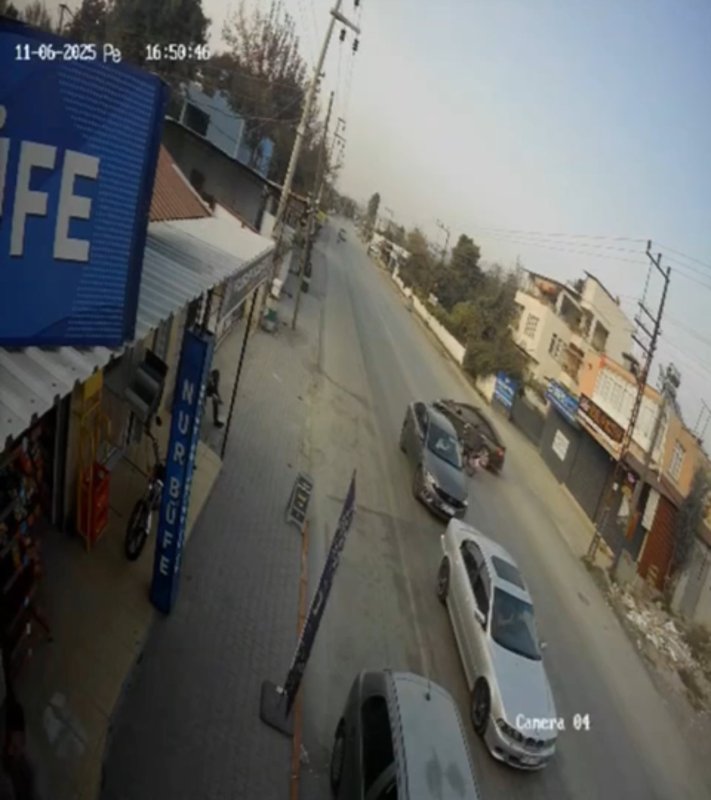 Motosikletin, dönüş yapmak isteyen otomobile ok gibi saplandığı anlar kameraya yansıdı