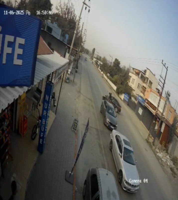 Motosikletin, dönüş yapmak isteyen otomobile ok gibi saplandığı anlar kameraya yansıdı