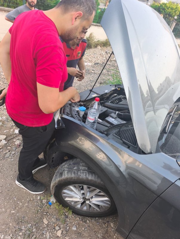 Arsuz’da aracın kaputuna giren kediyi itfaiye kurtardı