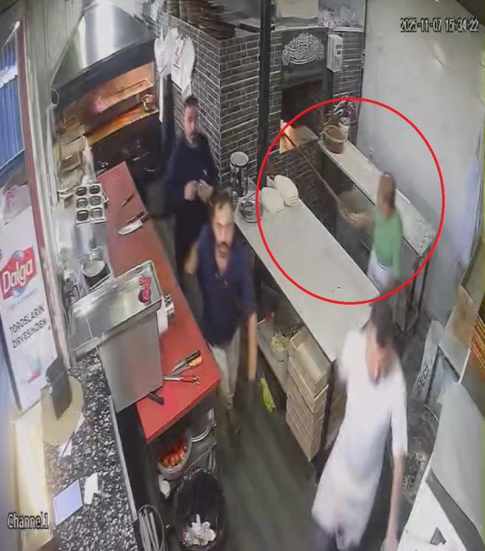 Yılların ustasının deprem anında canından önce fırın küreğini düşündüğü anlar kamerada (Fotoğraflı) Ramazan İlın HATAY (İHA) - Hatay’da depreme fırında çalışırken yakalanan Erol Gezginci'nin lavaşları fırına attıktan sonra küreğini yanmaktan kurtararak ustalıkla kaçtığı anlar kameraya yansıdı. AFAD verilerine göre, geçtiğimiz günlerde Defne ilçesi kent merkezinde yerin 13.22 kilometre derinliğinde 3.9 büyüklüğünde deprem meydana gelmişti. Depremin etkisiyle panik yaşayan vatandaşlar soluğu sokakta aldılar. Defne ilçesi Çekmece Mahallesi'nde bulunan çarşıda fırıncılık yapan Erol Gezginci, fırında çalıştığı esnada depreme yakalandı. Pişirmek için 3 lavaş ekmeği küreğe koyan Gezginci; lavaşları fırına koyup, küreğini kurtardıktan sonra kaçmaya başladı. Meslek ustalığıyla küreğini yanmaktan kurtaran Gezginci'nin kaçış anı gülümsetti. Görüntülerde; fırında çalışan personelerin panik yaşadığı görüldü. "Deprem olduğu esnada fırının içinde 3 lavaş ekmeği vardı, onları bırakıp kaçtım, sonra içeride bıraktığım lavaşlar yandı" Daha önce hiçbir depreme fırında yakalanmadığını dile getiren Erol Gezginci, "Ben fırındayken lavaş ekmeği yapıyordum. Lavaş ekmeğini içeri attıktan sonra küreğim içeride kaldı. Kürek içerideyken deprem oldu ve güm diye ses geldi. Deprem olduğu anda küreği çektim ve emniyet açısından dışarıya kaçtım. Depremin ardında kaçtıktan sonra elim ayağım hala titriyordu. Bu yüzden 20 dakika sonra içeriye girdim. Depremden kaçtığımız görüntüleri izlerken bayağı güldüm. Deprem olduğu esnada fırının içinde 3 lavaş ekmeği kaldı, içeride bıraktığım lavaşlar yandı. Ben 40 yıllık fırıncıyım. Yıllardır fırıncılık yaparım küçük depremlere yakalandık ama böylesine şiddetlisine yakalanmadım" ifadelerini kullandı.