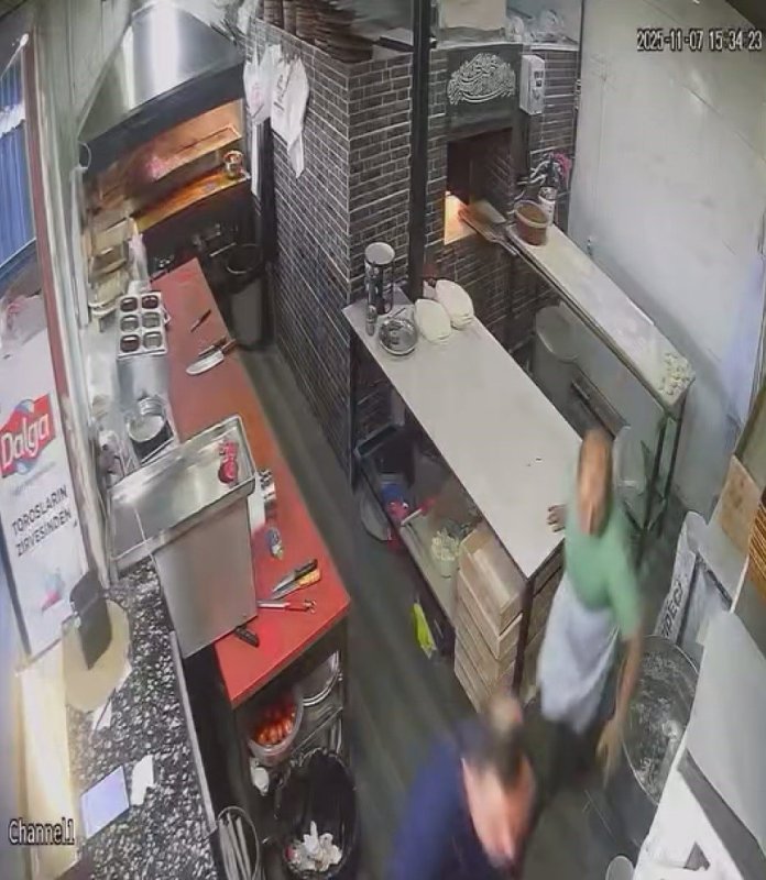 Yılların ustasının deprem anında canından önce fırın küreğini düşündüğü anlar kamerada (Fotoğraflı) Ramazan İlın HATAY (İHA) - Hatay’da depreme fırında çalışırken yakalanan Erol Gezginci'nin lavaşları fırına attıktan sonra küreğini yanmaktan kurtararak ustalıkla kaçtığı anlar kameraya yansıdı. AFAD verilerine göre, geçtiğimiz günlerde Defne ilçesi kent merkezinde yerin 13.22 kilometre derinliğinde 3.9 büyüklüğünde deprem meydana gelmişti. Depremin etkisiyle panik yaşayan vatandaşlar soluğu sokakta aldılar. Defne ilçesi Çekmece Mahallesi'nde bulunan çarşıda fırıncılık yapan Erol Gezginci, fırında çalıştığı esnada depreme yakalandı. Pişirmek için 3 lavaş ekmeği küreğe koyan Gezginci; lavaşları fırına koyup, küreğini kurtardıktan sonra kaçmaya başladı. Meslek ustalığıyla küreğini yanmaktan kurtaran Gezginci'nin kaçış anı gülümsetti. Görüntülerde; fırında çalışan personelerin panik yaşadığı görüldü. "Deprem olduğu esnada fırının içinde 3 lavaş ekmeği vardı, onları bırakıp kaçtım, sonra içeride bıraktığım lavaşlar yandı" Daha önce hiçbir depreme fırında yakalanmadığını dile getiren Erol Gezginci, "Ben fırındayken lavaş ekmeği yapıyordum. Lavaş ekmeğini içeri attıktan sonra küreğim içeride kaldı. Kürek içerideyken deprem oldu ve güm diye ses geldi. Deprem olduğu anda küreği çektim ve emniyet açısından dışarıya kaçtım. Depremin ardında kaçtıktan sonra elim ayağım hala titriyordu. Bu yüzden 20 dakika sonra içeriye girdim. Depremden kaçtığımız görüntüleri izlerken bayağı güldüm. Deprem olduğu esnada fırının içinde 3 lavaş ekmeği kaldı, içeride bıraktığım lavaşlar yandı. Ben 40 yıllık fırıncıyım. Yıllardır fırıncılık yaparım küçük depremlere yakalandık ama böylesine şiddetlisine yakalanmadım" ifadelerini kullandı.