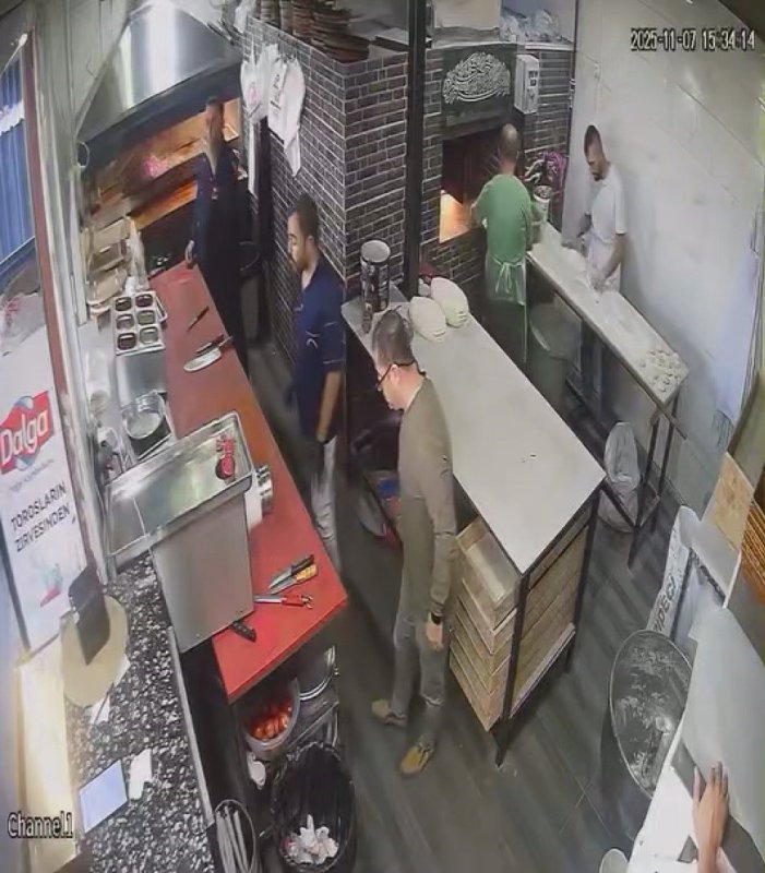 Yılların ustasının deprem anında canından önce fırın küreğini düşündüğü anlar kamerada (Fotoğraflı) Ramazan İlın HATAY (İHA) - Hatay’da depreme fırında çalışırken yakalanan Erol Gezginci'nin lavaşları fırına attıktan sonra küreğini yanmaktan kurtararak ustalıkla kaçtığı anlar kameraya yansıdı. AFAD verilerine göre, geçtiğimiz günlerde Defne ilçesi kent merkezinde yerin 13.22 kilometre derinliğinde 3.9 büyüklüğünde deprem meydana gelmişti. Depremin etkisiyle panik yaşayan vatandaşlar soluğu sokakta aldılar. Defne ilçesi Çekmece Mahallesi'nde bulunan çarşıda fırıncılık yapan Erol Gezginci, fırında çalıştığı esnada depreme yakalandı. Pişirmek için 3 lavaş ekmeği küreğe koyan Gezginci; lavaşları fırına koyup, küreğini kurtardıktan sonra kaçmaya başladı. Meslek ustalığıyla küreğini yanmaktan kurtaran Gezginci'nin kaçış anı gülümsetti. Görüntülerde; fırında çalışan personelerin panik yaşadığı görüldü. "Deprem olduğu esnada fırının içinde 3 lavaş ekmeği vardı, onları bırakıp kaçtım, sonra içeride bıraktığım lavaşlar yandı" Daha önce hiçbir depreme fırında yakalanmadığını dile getiren Erol Gezginci, "Ben fırındayken lavaş ekmeği yapıyordum. Lavaş ekmeğini içeri attıktan sonra küreğim içeride kaldı. Kürek içerideyken deprem oldu ve güm diye ses geldi. Deprem olduğu anda küreği çektim ve emniyet açısından dışarıya kaçtım. Depremin ardında kaçtıktan sonra elim ayağım hala titriyordu. Bu yüzden 20 dakika sonra içeriye girdim. Depremden kaçtığımız görüntüleri izlerken bayağı güldüm. Deprem olduğu esnada fırının içinde 3 lavaş ekmeği kaldı, içeride bıraktığım lavaşlar yandı. Ben 40 yıllık fırıncıyım. Yıllardır fırıncılık yaparım küçük depremlere yakalandık ama böylesine şiddetlisine yakalanmadım" ifadelerini kullandı.