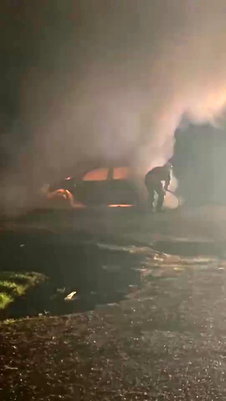 Otomobil alev topuna döndü, o anlar kamerada