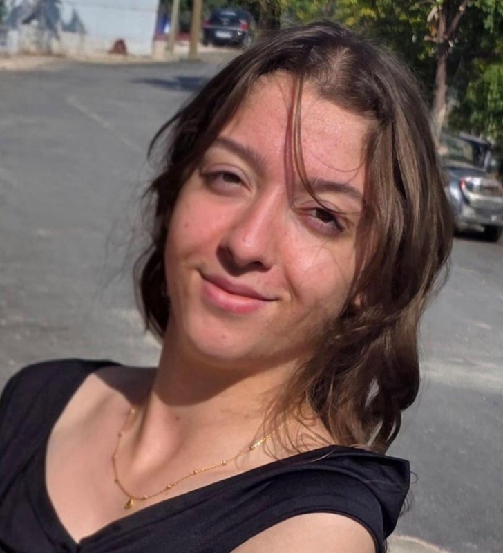 Kazada ölen 17 yaşındaki yeğeninin eşyalarını olay yerinde gözyaşlarıyla topladı